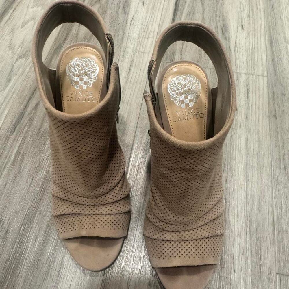 Vince camuto tan suede peep toe 7l5